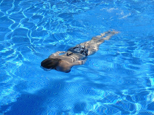 žena plavoucí v bazénu