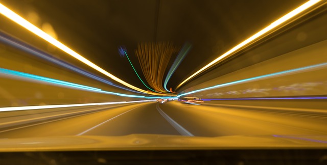 světla aut v tunelu