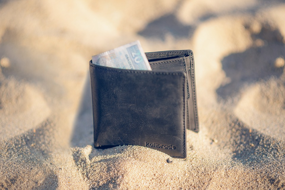 peněženka v písku