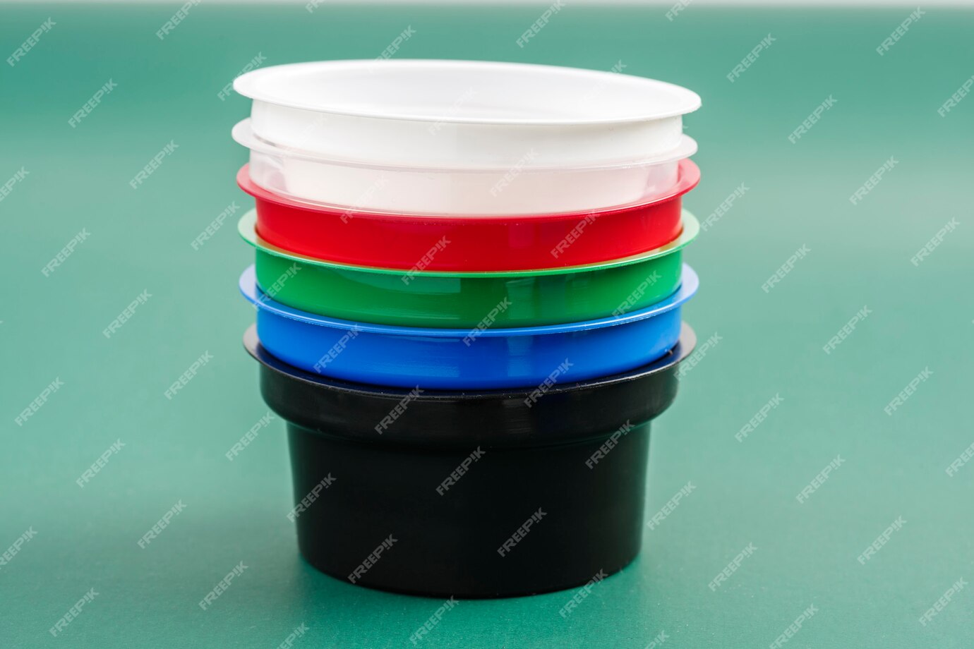 plastové nádoby